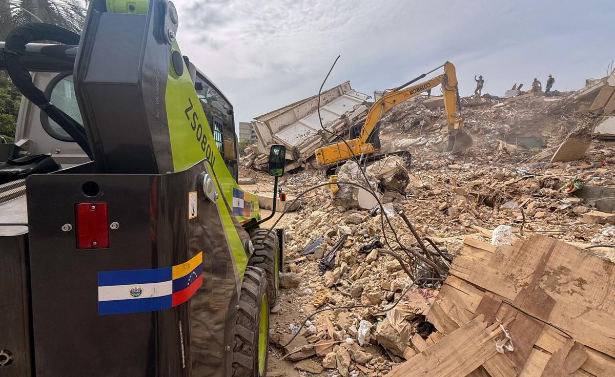 SecPrensaSV's tweet photo. #MisiónHumanitariaVenezuela | Estas tareas requieren un trabajo minucioso, el uso de herramientas especializadas y una coordinación permanente para garantizar la seguridad de los rescatistas y maximizar los resultados de la misión. Cada acción refleja la preparación, disciplina y experiencia del contingente salvadoreño en escenarios de alta complejidad. #SecretaríaDePrensa