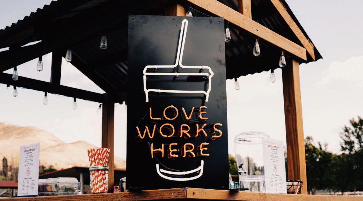 graciefayemedia's tweet photo. Had an incredible opportunity to capture the West Coast launch of Shawn York’s first book, Love Works Here! This event was a celebration of his work and a reflection of his commitment to serving the Lord with his team🐮❤️ https://t.co/qO8R3HWAed