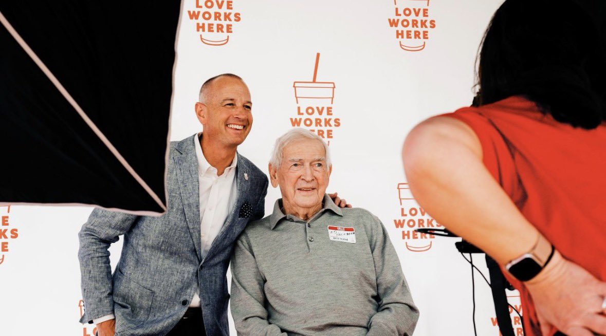 graciefayemedia's tweet photo. Had an incredible opportunity to capture the West Coast launch of Shawn York’s first book, Love Works Here! This event was a celebration of his work and a reflection of his commitment to serving the Lord with his team🐮❤️ https://t.co/qO8R3HWAed