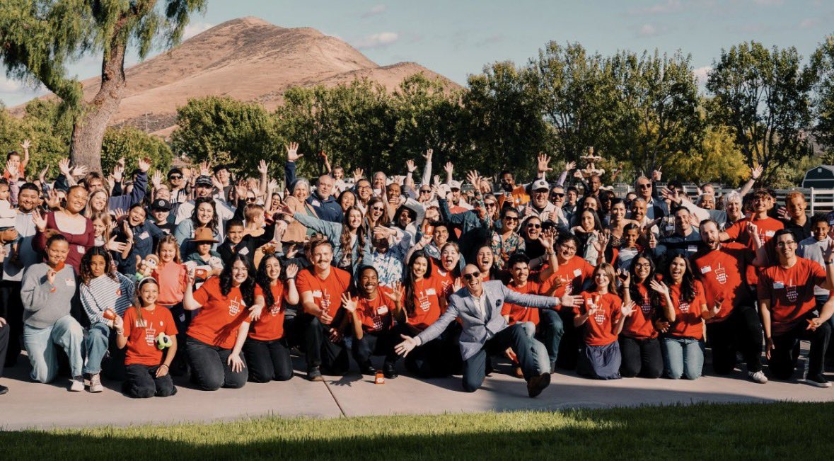 graciefayemedia's tweet photo. Had an incredible opportunity to capture the West Coast launch of Shawn York’s first book, Love Works Here! This event was a celebration of his work and a reflection of his commitment to serving the Lord with his team🐮❤️ https://t.co/qO8R3HWAed