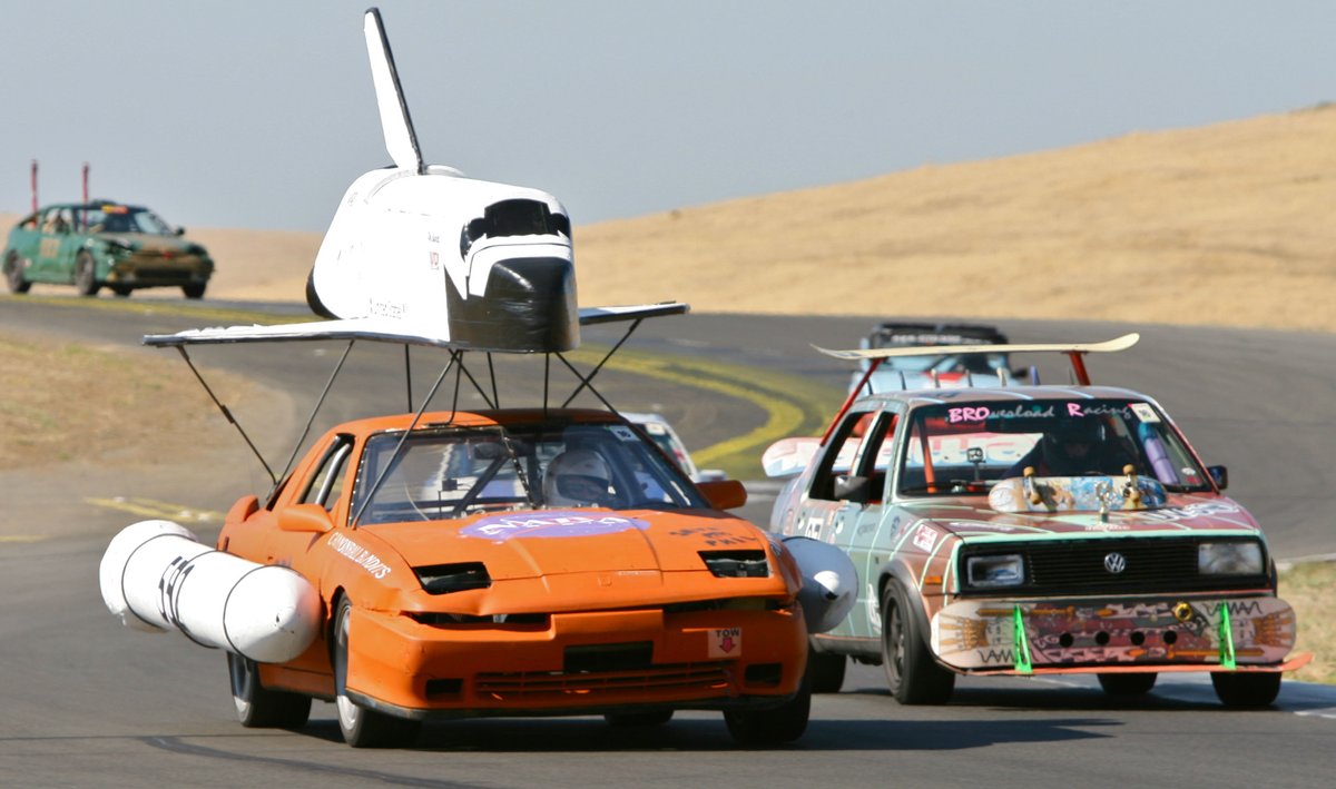 shinabamorotomo's tweet photo. 「24 Hours of Lemons」で検索すると素晴らしきアホ画像が山ほど出て来るぞｗ https://t.co/w51ikVLxfi