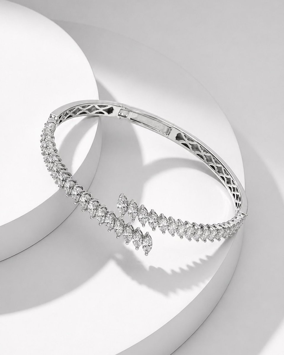 bintalibj's tweet photo. بريقٌ ينساب حول معصمك… ليُكمل أناقتك في كل مناسبة.

A touch of brilliance that wraps around your wrist, completing every elegant look. https://t.co/5kgMbTMFTa