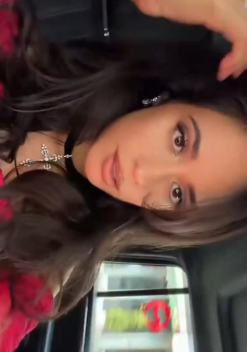 poptime's tweet photo. Camila Cabello DESLUMBRANTE de vermelho, a caminho do casamento de Taylor Swift e Travis Kelce. https://t.co/O72P4wZqck