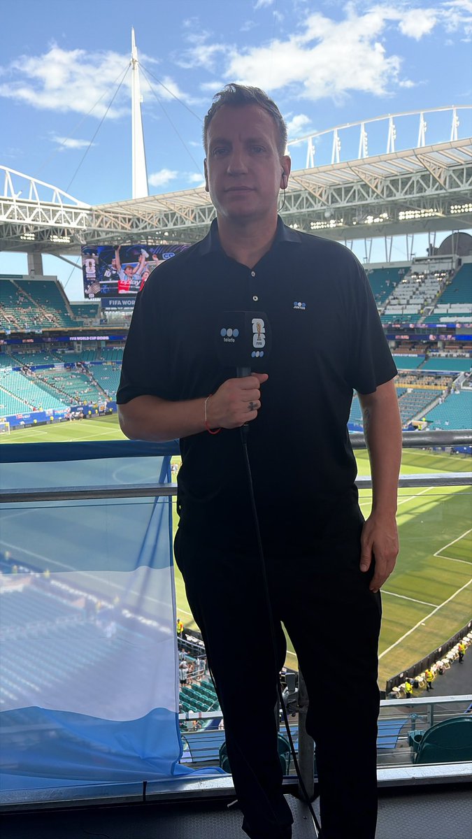 MaxiLopez_11's tweet photo. Ya estoy en la cancha en vivo por @telefe para mostrar la previa de Argentina 🇦🇷

Vamos selección!! 💙 https://t.co/ief2Vzcnx2