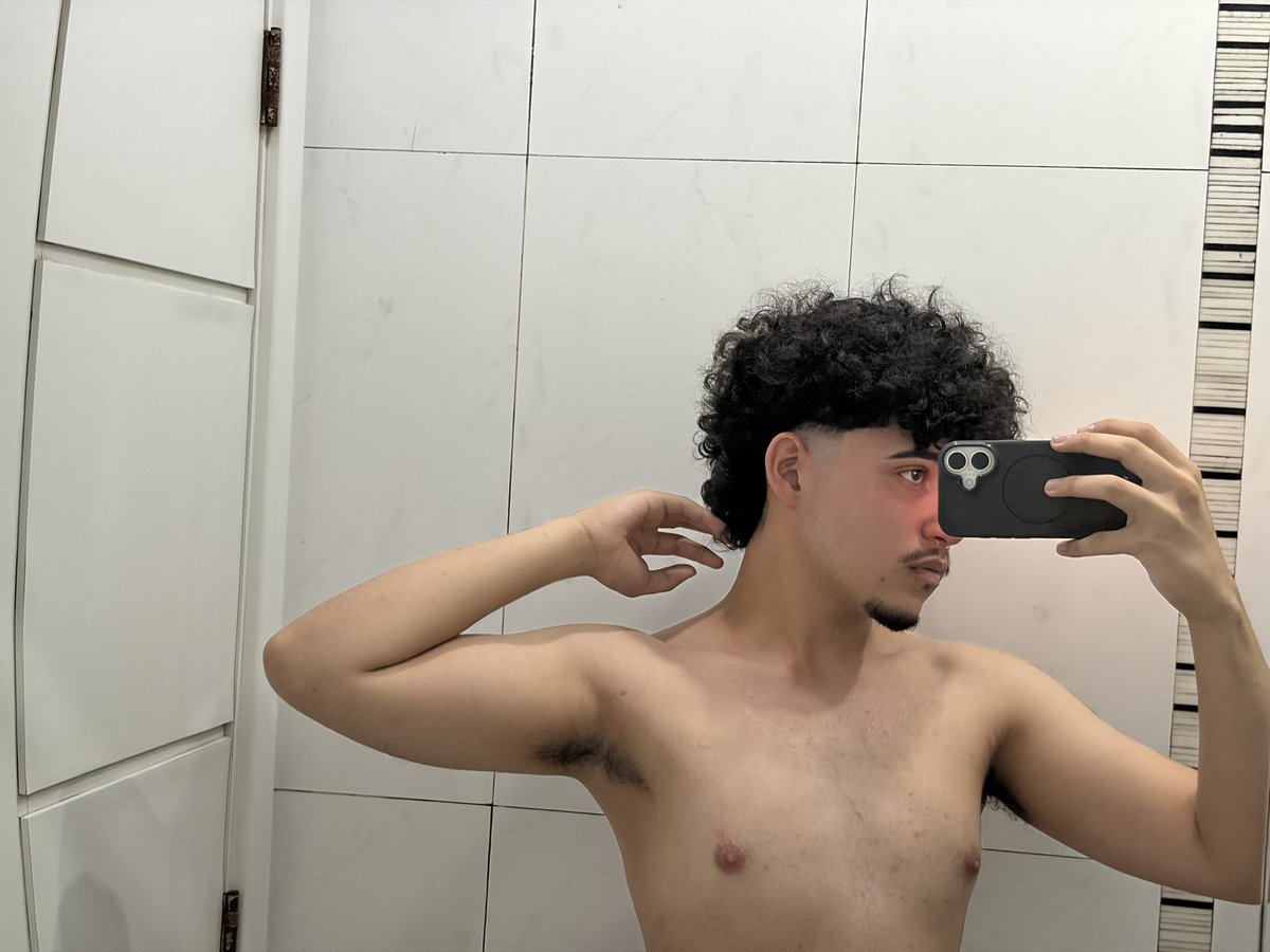 offdanigol's tweet photo. o famoso corte de cabelo que meu pai fala que nunca corto nada 💔 https://t.co/KNv1oJffHe