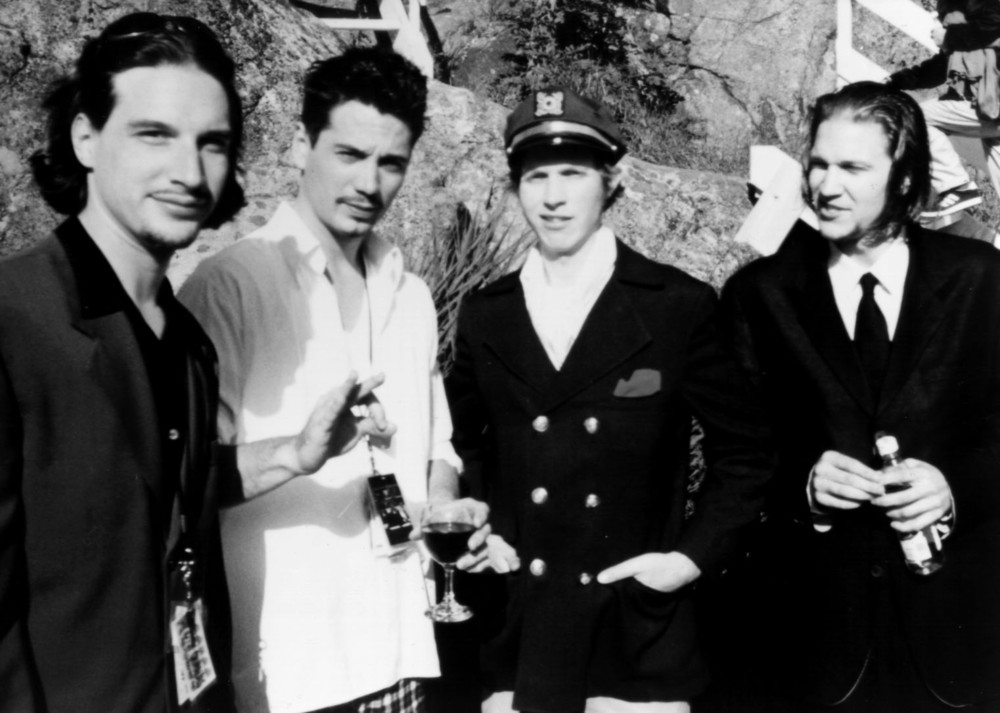 OTDBeckHistory's tweet photo. Backstage photo of Beck with the band Fun Lovin Criminals by Tony Ward: https://t.co/SHVBHmA1vj
