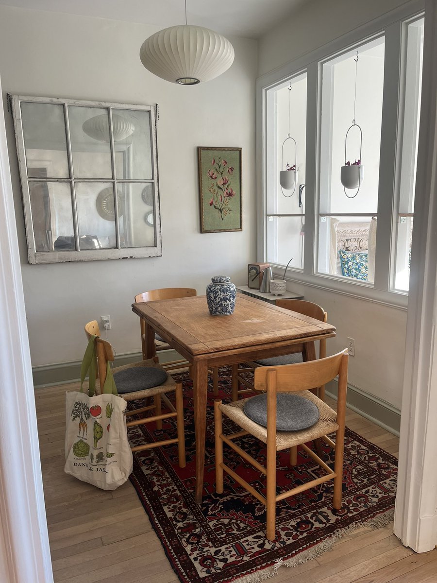 laurenhtexas's tweet photo. Apartment of a 31 year old woman https://t.co/bsbpFJs0IV