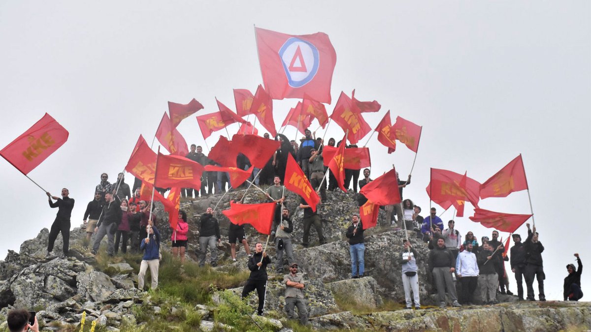 id_communism's tweet photo. 🚩 Northern #Greece - Thousands of young communists hiked up the historic, fog-covered peaks of Mount Vitsi during a large-scale political camp to honor the communist guerrilla fighters of the 1946-1949 civil war. Separated by the clouds, the split groups symbolically exchanged revolutionary chants across the mountain passes, paying tribute to the heroic Democratic Army of Greece. The event took place within the framework of the 35th Antiimperialist Camp of the Communist Youth of Greece (KNE).