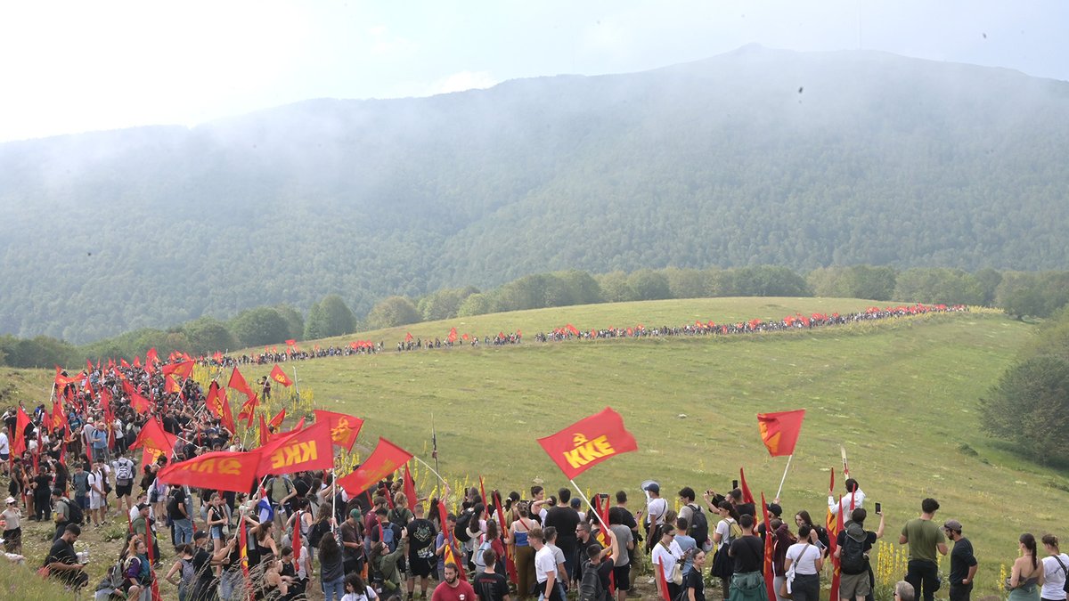 id_communism's tweet photo. 🚩 Northern #Greece - Thousands of young communists hiked up the historic, fog-covered peaks of Mount Vitsi during a large-scale political camp to honor the communist guerrilla fighters of the 1946-1949 civil war. Separated by the clouds, the split groups symbolically exchanged revolutionary chants across the mountain passes, paying tribute to the heroic Democratic Army of Greece. The event took place within the framework of the 35th Antiimperialist Camp of the Communist Youth of Greece (KNE).