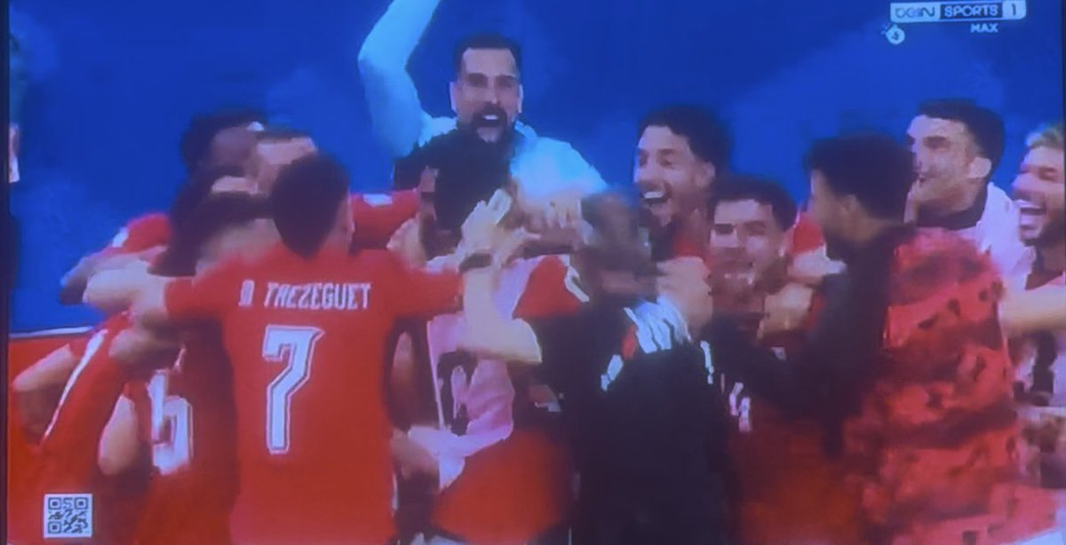 SalahAlhayat's tweet photo. ليس كل من ارتدى قميص مصر خذلها❤️
هذا منتخبٌ يعرف كيف يقاتل حين يضيق الطريق، ويعرف كيف يحوّل الألم إلى عبور، والشك إلى يقين..
بعد مباراةٍ كانت حرب أعصاب قبل أن تكون مباراة كرة قدم، كتب رجال مصر سطرًا جديدًا من الكبرياء، وانتزعوا بطاقة التأهل إلى دور الـ16 لأنهم رفضوا أن يخرجوا إلا واقفين💪
تحية للكابتن حسام حسن…
الرجل الذي لم يلتفت إلى الضجيج، ولم يتراجع أمام حملات التشكيك، بل ردّ بلغته الوحيدة: العمل، والإيمان، والقتال حتى آخر نبضة، وتحية لكل لاعب ارتدى القميص وكأنه يرتدي الوطن.
أما الذين اصطفوا على الرصيف ينتظرون سقوط المنتخب، وقد جهزوا منشورات الشماتة، وأعدوا عناوين الفشل، وحجزوا لأنفسهم مقاعد في جنازةٍ ظنوا أنها قادمة… فقد خذلتهم مصر.
انطفأت شاشاتهم قبل أن تضيء شموع شماتتهم، وعادوا إلى بيوتهم يحملون خيبةً أكبر من كل ما تمنوه لهذا المنتخب، وليعلموا أن الفرق بين عاشق الوطن وكاره نجاحه، أن الأول يقف خلف الراية حتى في العاصفة، أما الثاني فلا يبحث إلا عن لحظة سقوطها… ثم يكتشف في كل مرة أن الراية ما زالت مرفوعة.
إلى حسام حسن وكتيبته: ارفعوا رؤوسكم يا رجال…فأنتم لا تحملون كرةً فوق أقدامكم، بل تحملون وطنًا فوق أكتافكم، ومن أراد لمصر أن تنكسر… انكسر انتظاره.