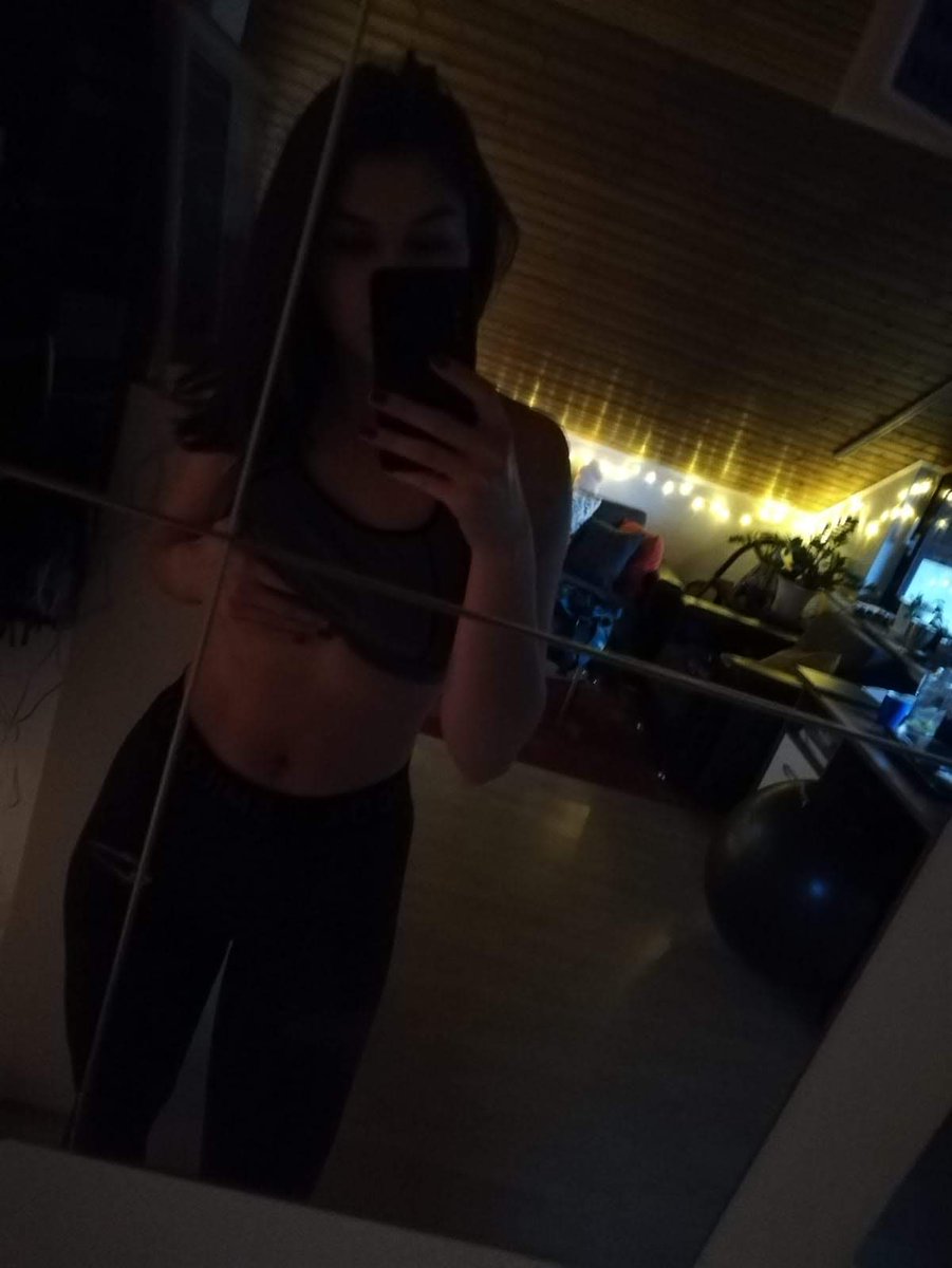 KarlaCash01's tweet photo. Ich bin heiß auf Sendungen, du weißt was du zu tun hast !                                          #findom #latenight #melkung https://t.co/xL6GbxeVg4