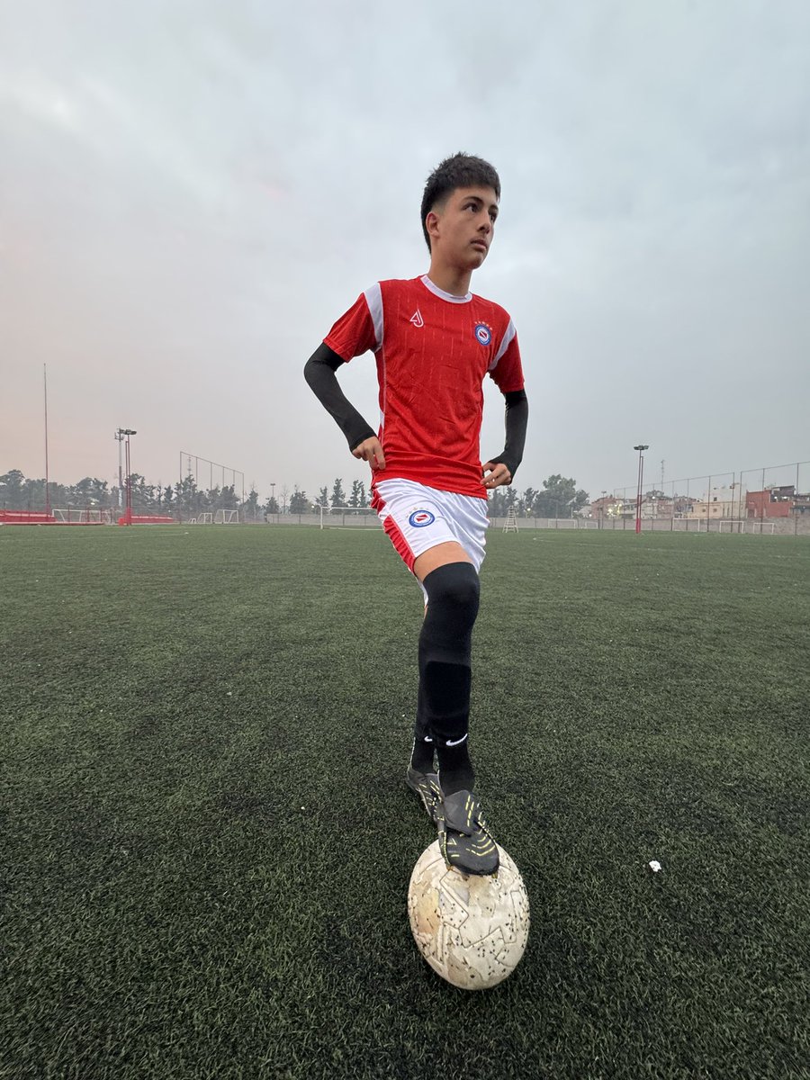 InternacionalAJ's tweet photo. 🇺🇾 VAMO ARRIBA 🇦🇷

Recibimos a Noah, primer jugador uruguayo en venir a vivir la Experiencia de entrenamiento en #Elsemillerodelmundo 

Bienvenido 🌎🐞

#AAAJ https://t.co/auPCDlh4fo