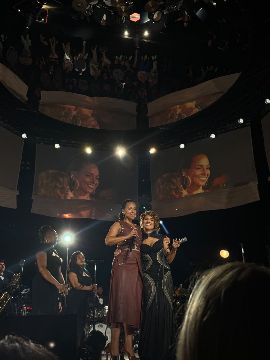 RayeUpdate's tweet photo. Raye brought out Alicia Keys to perform “If I Ain't Got You” at Montreux Jazz Festival tonight!

📸 @ALG0RHYTHMM https://t.co/sPCvoSGHFu