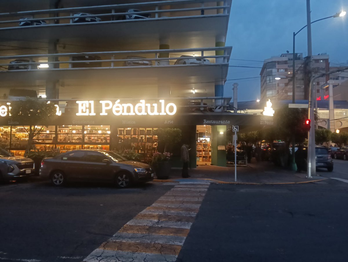 megaescritor's tweet photo. ¿Ya conocen la nueva sucursal de @cafebreriaelpendulo? Acaban de abrir justo al lado de Galerías Insurgentes, vayan a visitar esta gran sucursal repleta de libros y café. 

Ah, es verdad, si van, pueden conseguir allí Emanación, mi novela e inicio de la Saga Sofía. 

#LaSagaSofía https://t.co/khg380tJPC