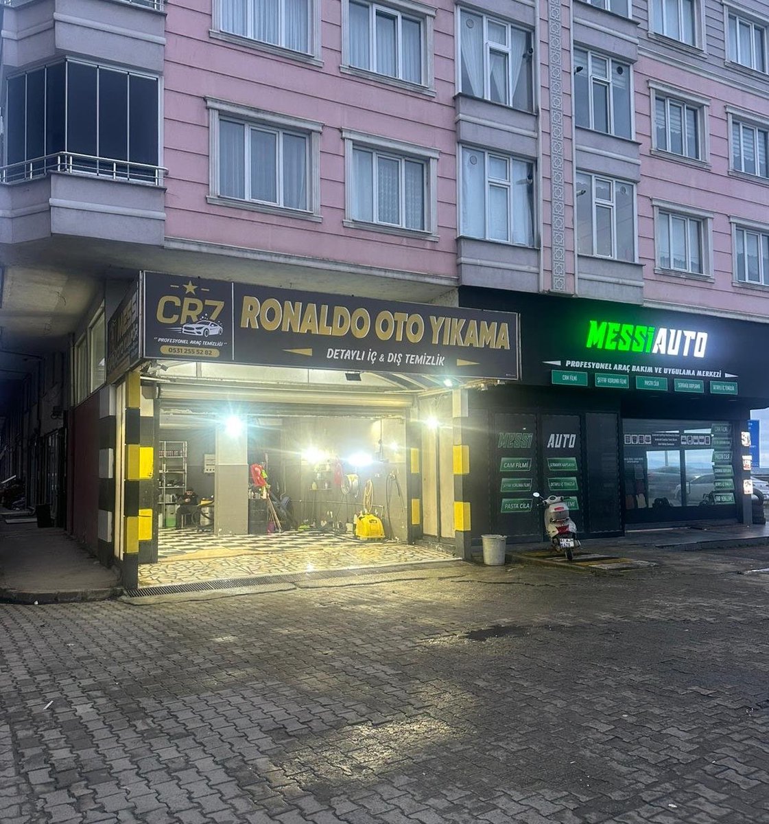 siyahsancakx's tweet photo. ⚪️ Trabzon’da Ronaldo ve Messi işletmeleri yan yana açıldı. https://t.co/pvRXj8XV9x