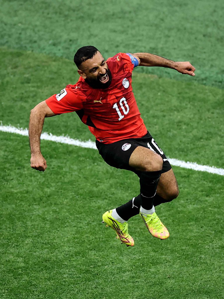 FutbolTotalAR's tweet photo. ¡EGIPTO SIGUE VIVO! 🇪🇬 Venció 4-2 por penales a Australia tras igualar 1-1. Australia lo empató con un insólito gol en contra, pero Egipto no falló en la definición y se metió en octavos. https://t.co/1QvCZHKuvd