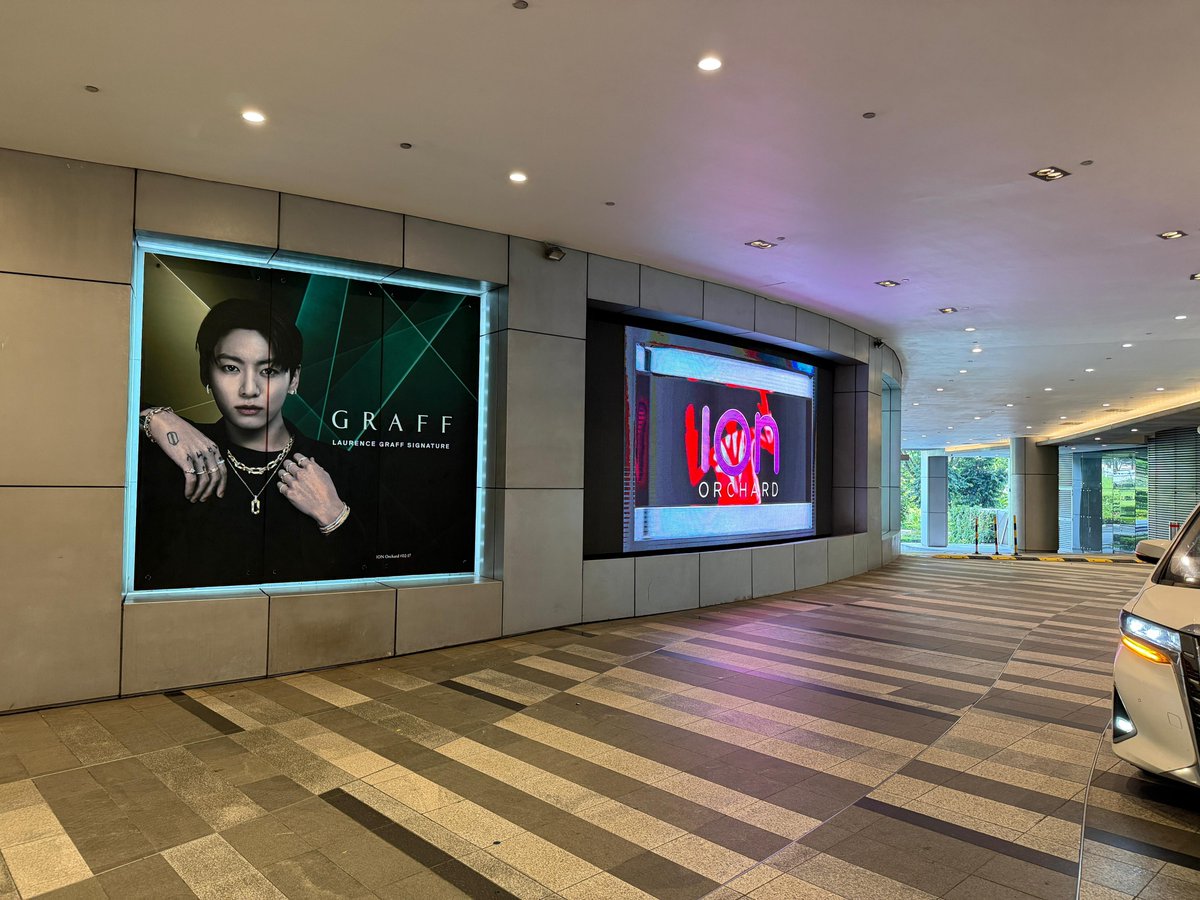 BeautifulSoulB7's tweet photo. 🇸🇬싱가포르 

📍마리나베이 쇼핑몰
📍ion 쇼핑몰

GRAFF GLOBAL AMBASSADOR JUNGKOOK
#JUNGKOOKXGRAFF https://t.co/YCo001AR15