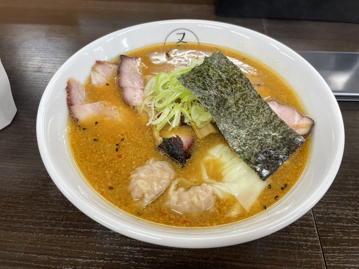 wakia101's tweet photo. ラーメンワズ٩(ˊᗜˋ*)و
らーめん又右衛門@常総市
味噌チャーシューワンタン麺
ガソリン補給に行く途中に寄り道🚗💨
シャバ系でほんのり生姜と魚介風味の味噌スープ🍜🥰ᩚ
ビシッと生姜の効いたワンタンがめっちゃ合う😊
釜焼き🥩は塩でも醤油でもベストマッチで美味いんです😍
カレーも食べたくなる🍛 https://t.co/ZGsH3b4Cgy