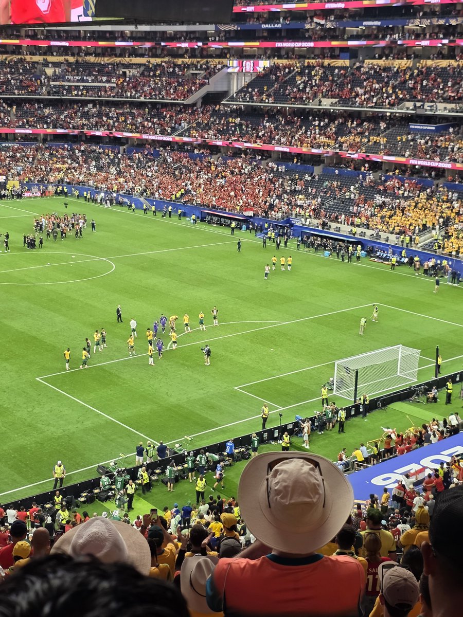 TheCultFigure's tweet photo. Whole team comes over to thank the fans and Tony Popovic can't come over as well. https://t.co/jjWeRRmduZ