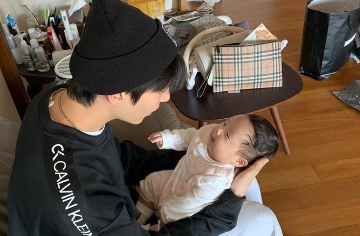 Koobunnie134340's tweet photo. • extra: young love | taekoo 🔞

la diosa Luna fue más gentil de lo que ambos esperaban y ahora tienen un adorable cachorro al que aman con locura.

pero el lobito de kōo parece salir de dieta antes de lo previsto y el regreso de su celo los toma por sorpresa. https://t.co/qEU4nj5qYX