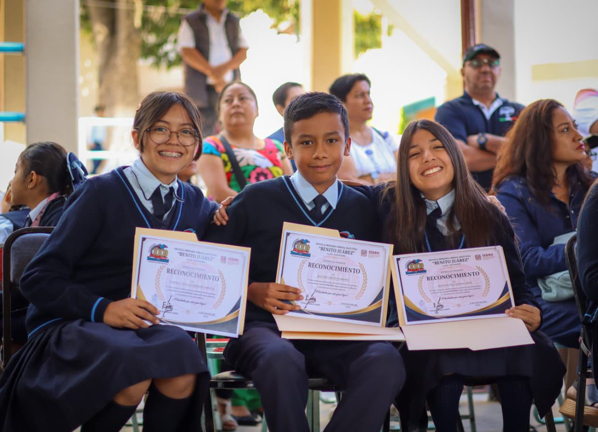 IEEPOGobOax's tweet photo. 🎓📚 El director general del IEEPO, @EMILIOMONTEROP, clausuró el ciclo escolar en la Escuela Primaria "Benito Juárez", en el marco de la graduación de la generación 2020-2026. El plantel, dirigido por el profesor Enrique Cerero Gudiño, celebra 100 años de historia. ¡Enhorabuena! 👏