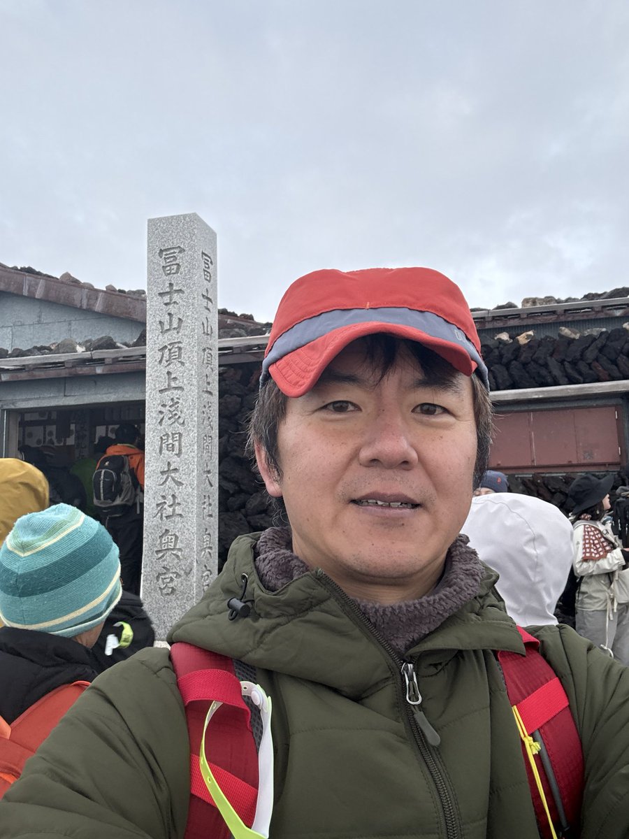 TeamAIOI's tweet photo. 富士山山頂なう
高級カレーうどん1,800円に高級コーヒー600円。

コーヒーは激アツで飲めず。
冷めるまで店の中でまったりさせてもらってます。

疲れたー https://t.co/nU4lk9Cm95