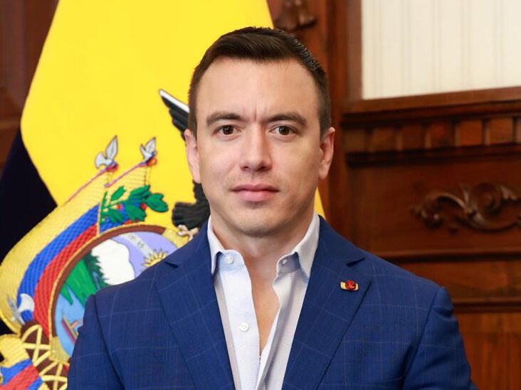 DosRunas's tweet photo. 🚨 LA COCAÍNA VIAJA EN LOS CONTENEDORES DE LA FAMILIA NOBOA.
Ocho cargamentos incautados entre 2020 y 2025 sacuden a Ecuador
Según investigaciones periodísticas rigurosas, entre 2020 y 2025 las autoridades incautaron al menos ocho cargamentos de cocaína en contenedores del conglomerado familiar del presidente Daniel Noboa. Cuatro en Guayaquil antes de exportar; cuatro más en puertos de Turquía, Croacia, Italia y Bélgica. La droga viajaba oculta entre banano y cacao.
El caso más grave: el 27 de marzo de 2025, 2,3 toneladas decomisadas en Posorja en un contenedor clonado que salía de un depósito de Blasti (logística del Grupo Noboa) con destino a Bélgica.
La familia habla de “contaminación”. Las pesquisas documentan posibles complicidades internas en las operaciones logísticas. Cuatro trabajadores de Blasti fueron detenidos.
Hasta ahora no hay condenas contra el presidente Noboa de forma personal. Pero el escándalo deja al descubierto la podredumbre estructural de una oligarquía bananera que acumula riqueza mientras sus cadenas logísticas se convierten en autopistas del veneno.
Un presidente que se erige como baluarte antinarcóticos y aliado de Washington aparece vinculado, a través de su clase, con el flujo de cocaína hacia Europa. Esto no es accidente. Es la contradicción viva del capitalismo dependiente: la misma burguesía que controla la exportación “legal” facilita, objetivamente, la exportación ilegal.
El pueblo ecuatoriano merece verdad, justicia y soberanía real sobre sus puertos y su economía. No más hipocresía de clase.
¿Qué opinas? ¿Es momento de cuestionar de raíz el modelo que permite que la oligarquía narco-exportadora se presente como salvadora de la patria?
#Ecuador #DanielNoboa #NarcoCorrupción #Oligarquía #Soberanía #AméricaLatina #Geopolitica