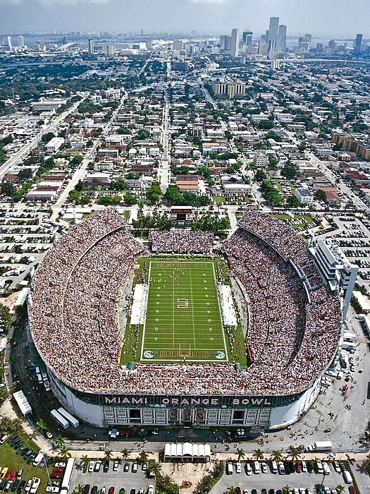cfbcampustour's tweet photo. Hurricanes football pre-Hard Rock Stadium:

🏟️ Miami Orange Bowl - Miami, FL 🏟️

Home of the 🙌 from 1937 to 2007 https://t.co/BQpmpoWmw7