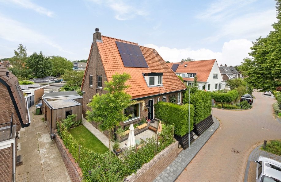 MarcsOG's tweet photo. NIEUW IN DE VERKOOP Hoekwoning met vrijstaand biigebouw (schuur, ca. 15 m³ en een zonnige omliggende tuin.
- Volledig gerenoveerd/ EPA C
⁃ Luxe keuken geplaatst in 2023
⁃ Moderne badkamer vernieuwd in 2025
⁃ Dak vernieuwd in 2024.
Stephanieweg 17, OOSTERBEEK 
Vraagprijs: 469K https://t.co/LEwcdW3XnB