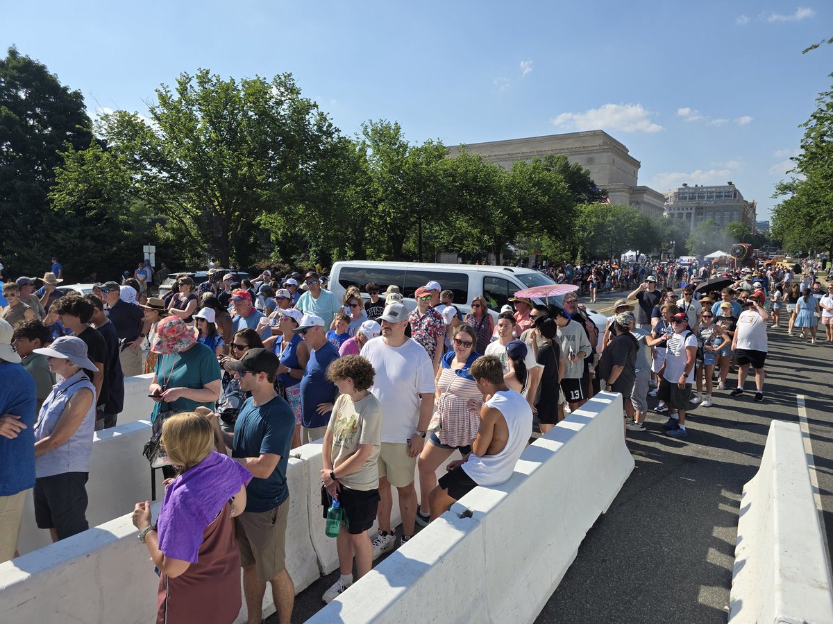Massive crowd waiting in line for the Great American State Fair ...