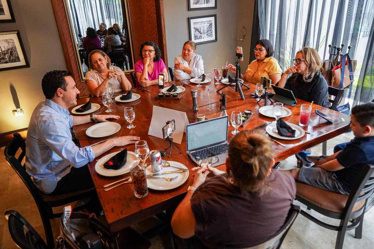 FernandoRVM's tweet photo. Siempre será un gusto compartir ideas y escuchar diferentes perspectivas.

Agradezco al grupo "Entre Nosotras", integrado por mujeres periodistas, por la invitación a conversar sobre los temas prioritarios para Sonora y el contexto político que vive nuestro estado.

Junto al gobernador @AlfonsoDurazo, seguiremos trabajando con cercanía y manteniendo abiertos estos espacios de diálogo.