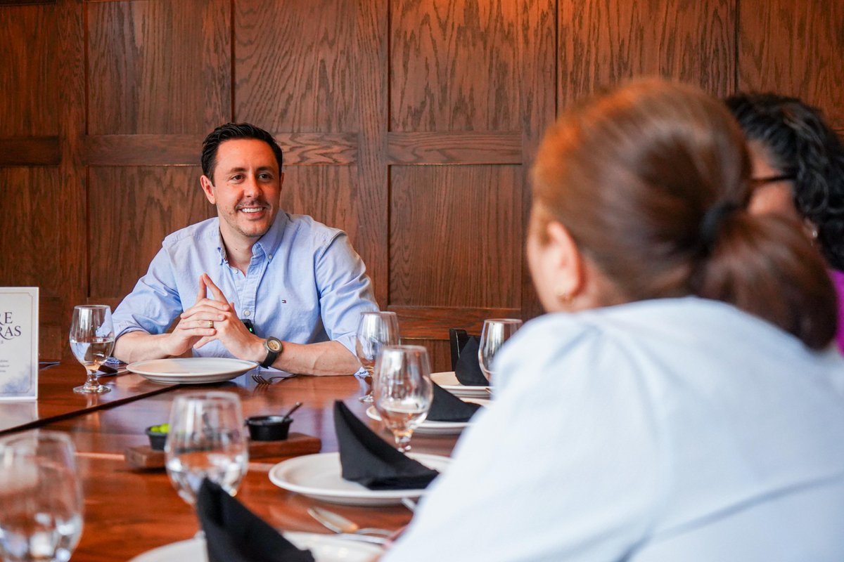 FernandoRVM's tweet photo. Siempre será un gusto compartir ideas y escuchar diferentes perspectivas.

Agradezco al grupo "Entre Nosotras", integrado por mujeres periodistas, por la invitación a conversar sobre los temas prioritarios para Sonora y el contexto político que vive nuestro estado.

Junto al gobernador @AlfonsoDurazo, seguiremos trabajando con cercanía y manteniendo abiertos estos espacios de diálogo.