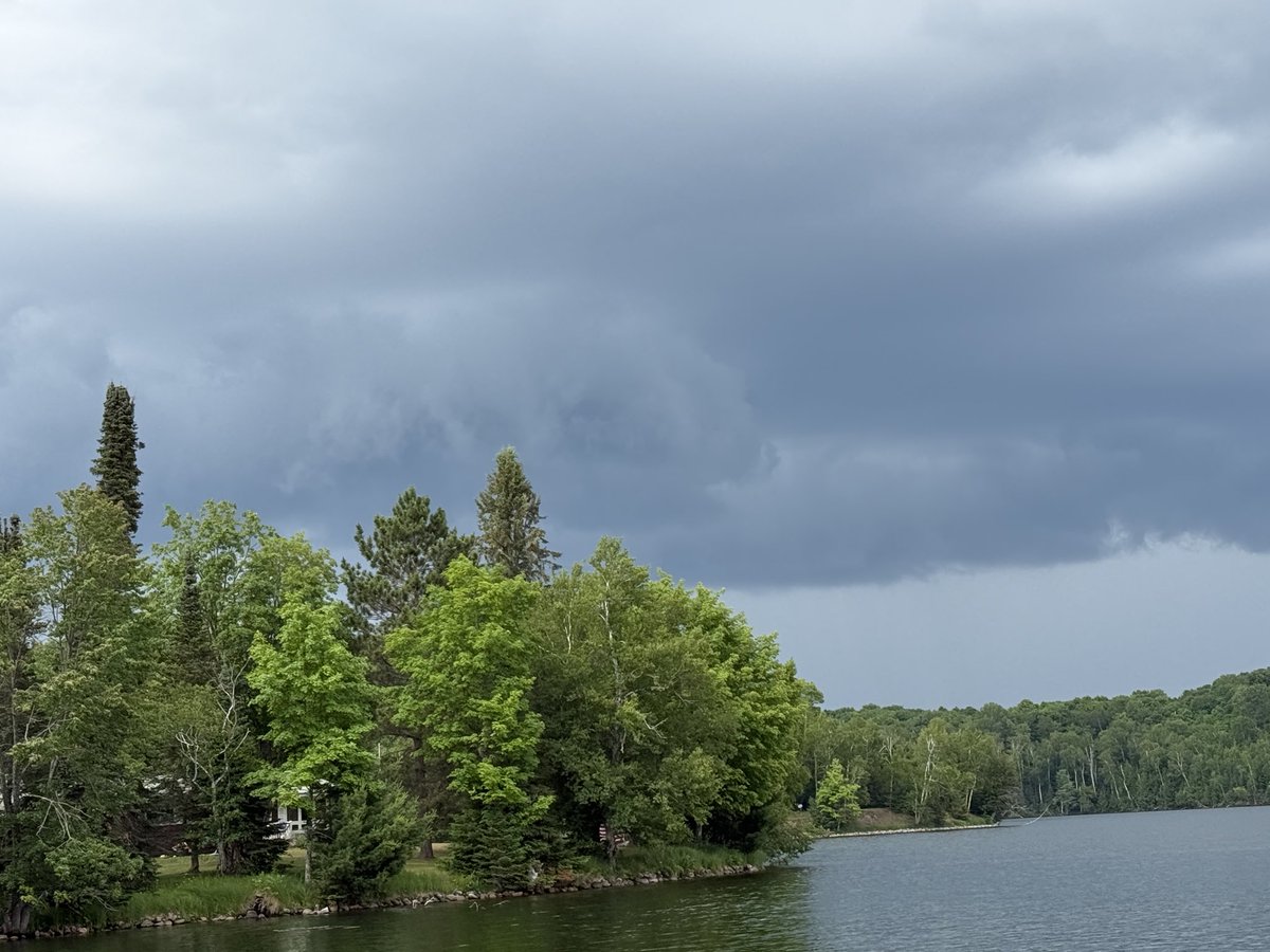 RJKnoerr's tweet photo. Hard to see more of it, but the cells in Presque Isle do have a shelf cloud trying to form a bit @NWSGreenBay https://t.co/WZDeWILLUX