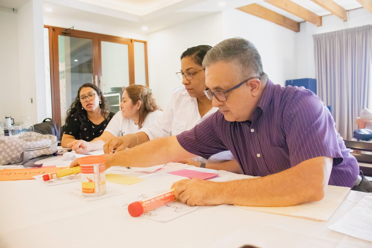 OIMhonduras's tweet photo. 🌊 Detrás de cada profesional del mar hay personas comprometidas con su formación. Instructores e instructoras de la @MarinaHonduras participaron en una capacitación para fortalecer sus competencias y contribuir a una enseñanza de mayor calidad. https://t.co/GQESDfilI9