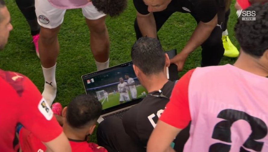 Javisness's tweet photo. Yo, poniendo el partido en el jale a escondidas y avisándole a todos que el Egipto vs. Australia se fue a penales https://t.co/U3ys56CF1U