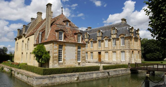ThereseBaillard's tweet photo. Le #château de #Carel se dresse à Saint Pierre sur Dives dans #Calvados, en #Normandie. Il est situé au bord du fleuve la #Dives. Le château arbore de hautes fenêtres ainsi que des grands toits à la #Mansart et il a conservé ses douves. https://t.co/DrRll8rqR6