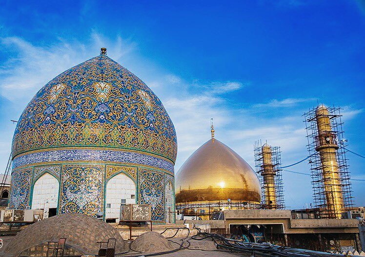 Yusufsaladin22's tweet photo. Dunbuli Kürt Hanları'nın tüm imar faaliyetleri Tebriz ve çevresiyle sınırlı değildi.
Samarra/Selahaddin şehrinde yer alan İmam Ali el-Hâdî ile İmam Hasan el-Askerî’nin kabirlerini barındıran Imamîn Askerîyîn Haremi'nin bugünkü şekli 18. yüzyıl sonundaki Dunbulî imar ve yenileme evresinden gelir. 
Hoy emirlerinden Ahmed Han Dunbulî, 1786 M civarında haremin büyük çaplı restorasyonunu üstlenmiş; dönemin âlimlerinden Mirza Muhammed Refî‘yi masrafları, inşa ve tamir işlerini denetlemekle görevlendirmiştir. 
Bu süreçte ravza-i mukaddese ve serdab mermer ve taşla yenilenmiş, serdabın eski girişi değiştirilerek kuzeyden yeni bir kapı açılmış, ahşap kapılar değiştirilmiş, duvarlar yeniden yapılmış ve yapı revak, eyvan ve sahn gibi unsurlarla daha geniş bir mimari düzene kavuşturulmuştur. Ahmed Han’ın başlattığı bu büyük imar faaliyeti, haremin mimarisini Necef’teki İmam Ali Türbesi’ni hatırlatacak bir görünüme yaklaştırmayı amaçlayan kapsamlı bir ihya hareketi niteliğindedir. Ahmed Han’ın ölümü üzerine çalışma yarım kalmamış, oğlu Hüseyinkulu Han Dunbulî tarafından sürdürülmüştür; Hüseyinkulu Han salon ve kapıları tamamlatmış, serdab mescidini nakışlarla süsletmiş, sütunlara Kur’an ayetleri yazdırmış ve kubbeyi mavi muarrak çinilerle bezetmiştir. Her iki Dunbulî emiri de bu kutsal mekânla yalnızca birer onarım hamisi olarak değil, doğrudan mekânın tarihî hafızasına dâhil olan şahsiyetler olarak anılır; nitekim Ahmed Han’ın Samarra Haremi’nin revağına defnedildiği, Hüseyinkulu Han’ın da babasının yanında kendisi için mezar hazırlattığı aktarılır.