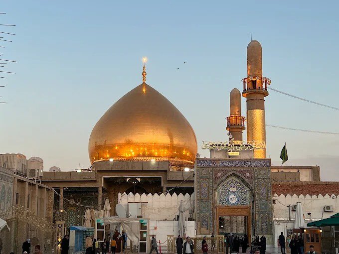 Yusufsaladin22's tweet photo. Dunbuli Kürt Hanları'nın tüm imar faaliyetleri Tebriz ve çevresiyle sınırlı değildi.
Samarra/Selahaddin şehrinde yer alan İmam Ali el-Hâdî ile İmam Hasan el-Askerî’nin kabirlerini barındıran Imamîn Askerîyîn Haremi'nin bugünkü şekli 18. yüzyıl sonundaki Dunbulî imar ve yenileme evresinden gelir. 
Hoy emirlerinden Ahmed Han Dunbulî, 1786 M civarında haremin büyük çaplı restorasyonunu üstlenmiş; dönemin âlimlerinden Mirza Muhammed Refî‘yi masrafları, inşa ve tamir işlerini denetlemekle görevlendirmiştir. 
Bu süreçte ravza-i mukaddese ve serdab mermer ve taşla yenilenmiş, serdabın eski girişi değiştirilerek kuzeyden yeni bir kapı açılmış, ahşap kapılar değiştirilmiş, duvarlar yeniden yapılmış ve yapı revak, eyvan ve sahn gibi unsurlarla daha geniş bir mimari düzene kavuşturulmuştur. Ahmed Han’ın başlattığı bu büyük imar faaliyeti, haremin mimarisini Necef’teki İmam Ali Türbesi’ni hatırlatacak bir görünüme yaklaştırmayı amaçlayan kapsamlı bir ihya hareketi niteliğindedir. Ahmed Han’ın ölümü üzerine çalışma yarım kalmamış, oğlu Hüseyinkulu Han Dunbulî tarafından sürdürülmüştür; Hüseyinkulu Han salon ve kapıları tamamlatmış, serdab mescidini nakışlarla süsletmiş, sütunlara Kur’an ayetleri yazdırmış ve kubbeyi mavi muarrak çinilerle bezetmiştir. Her iki Dunbulî emiri de bu kutsal mekânla yalnızca birer onarım hamisi olarak değil, doğrudan mekânın tarihî hafızasına dâhil olan şahsiyetler olarak anılır; nitekim Ahmed Han’ın Samarra Haremi’nin revağına defnedildiği, Hüseyinkulu Han’ın da babasının yanında kendisi için mezar hazırlattığı aktarılır.