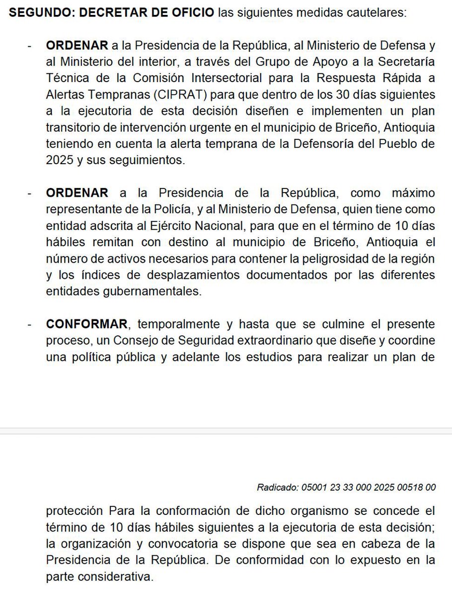 AndresJRendonC's tweet photo. Desde el Gobierno de Antioquia acudimos a la justicia para acompañar a nuestros paisanos de Briceño. 

A instancia del Gobierno Departamental, el Tribunal Administrativo de Antioquia ordenó a la Presidencia de la República y a los ministerios de Defensa y del Interior diseñar e implementar, en un plazo máximo de 30 días, un plan de intervención urgente para proteger a la población civil.

Además, le dio 10 días hábiles a la Presidencia de la República para informar cuántos efectivos se necesitan para contener la grave situación de seguridad en la región y cuáles son los índices de desplazamiento documentados por las entidades del Estado.

El Tribunal reconoce lo que hemos denunciado: los habitantes de Briceño enfrentan un riesgo inminente y constante por la presencia de estructuras armadas ilegales, las disputas por el control territorial y las economías ilícitas.