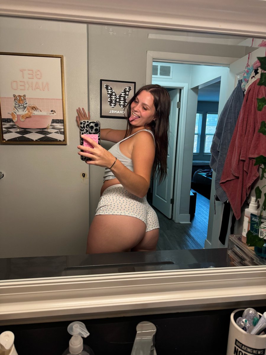 prettyygwen's tweet photo. This body? Reserved for alpha males only. https://t.co/15Dgaw4RGj