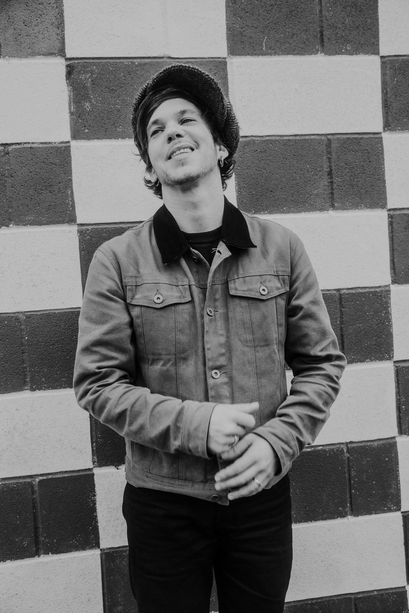 Jazz_Chill's tweet photo. Tiwayo returns with Outsider - a raw, borderless soul record shaped between Paris, Memphis, and Austin, featuring Doyle Bramhall II and Kendra Morris. #Tiwayo #Soul #NewMusic https://t.co/2feCwpg5xP https://t.co/FMSZPppbT4