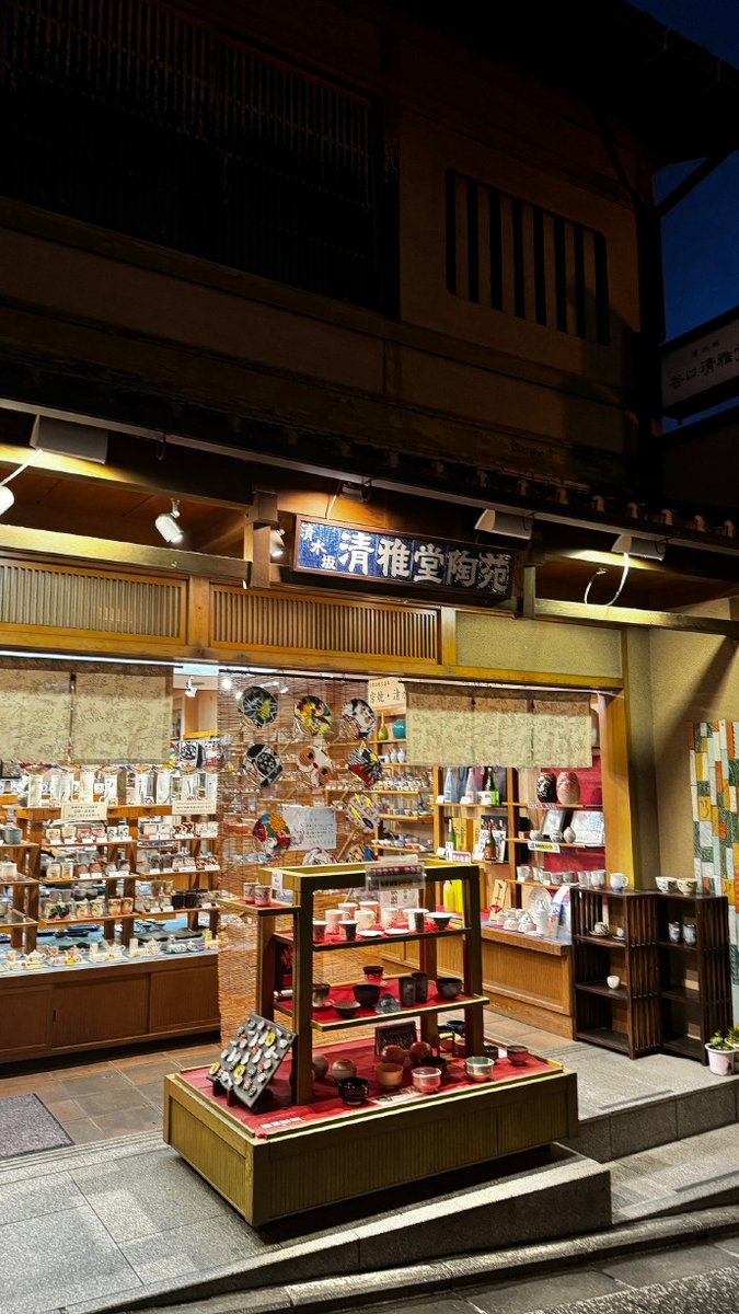 SUBVyqeYdCweAUC's tweet photo. Just spent the whole afternoon wandering the hidden alleyways in Kyoto—found a tiny matcha shop with the creamiest latte I’ve ever had! Local old guys waved and shared pickles with me, total warm vibe. ， https://t.co/UOTzPapvTD
