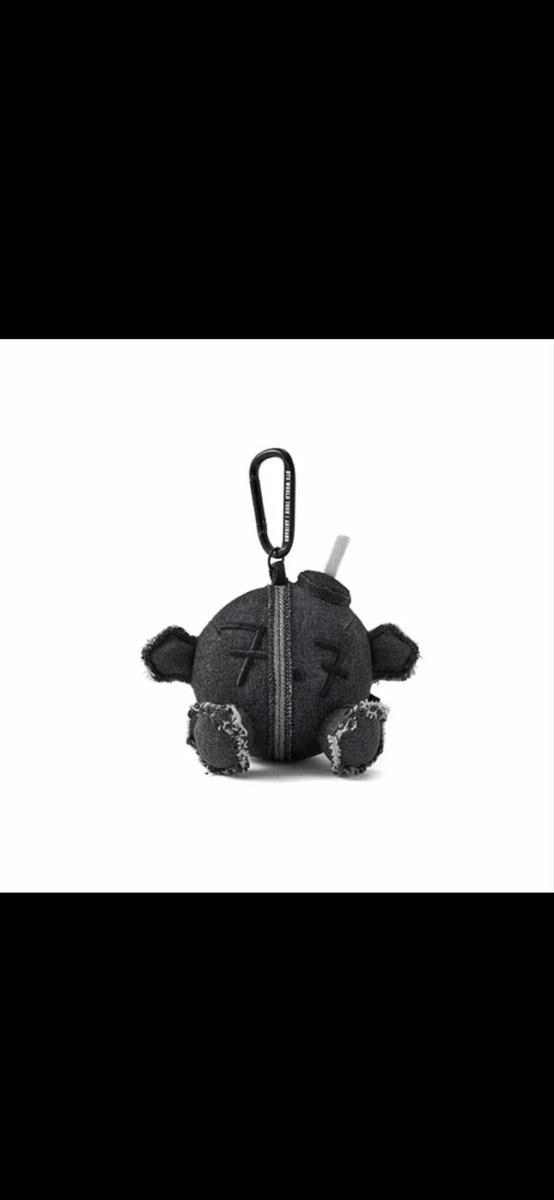 lia_army7's tweet photo. @HYBE_MERCH Wish you were selling the normal army bomb plush at the concert and not just the London exclusive at the pop up. Really difficult to get them 😭 https://t.co/E9N2MKmQIs