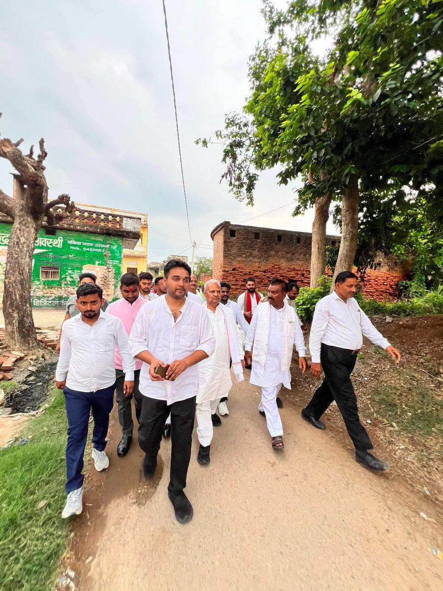 NitinSingh_166's tweet photo. लोकसभा क्षेत्र फतेहपुर के माननीय सांसद एवं पूर्व प्रदेश अध्यक्ष समाजवादी पार्टी आदरणीय  नरेश उत्तम पटेल जी का विधानसभा क्षेत्र भगवन्त नगर आगमन पर विभिन्न स्थानों पर स्वागत एवं अभिनन्दन किया साथ ही पड़ा वृक्षारोपण का कार्यक्रम में सहभागिता रही।
@mediacellsp @samajwadiparty https://t.co/1k0GmP7urT