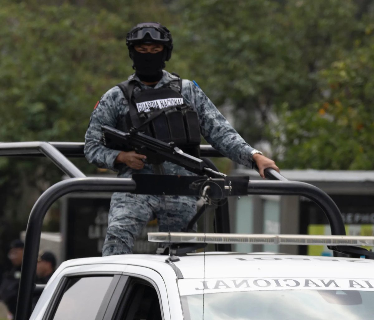 TouchlineX's tweet photo. 🚨🏴󠁧󠁢󠁥󠁮󠁧󠁿 𝗕𝗥𝗘𝗔𝗞𝗜𝗡𝗚: England hotel in Mexico City has been surrounded by a HEAVY SECURITY with a “ring of steel” ahead of their World Cup clash vs Mexico, amid fears that local fans could try to disrupt the squad before the game.

Police, riot shields, road blocks and National Guard patrols have been deployed after reports suggested England’s hotel location could be leaked.

— @TheSun