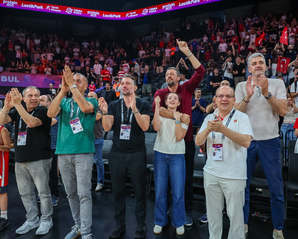 TBF's tweet photo. 17 Yaş Altı Yıldız Erkek Milli Takımımız Yarı Finalde

Ülkemizin ev sahipliğinde düzenlenen FIBA U17 Basketbol Dünya Kupası çeyrek final maçında 17 Yaş Altı Yıldız Erkek Milli Takımımız, Fransa'yı 94-87’lik skorla mağlup ederek yarı finale yükseldi.

​Turkcell Basketbol Gelişim Merkezi’nde oynanan ve TRT Spor Yıldız'dan naklen yayınlanan müsabakayı FIBA Başkanı Şeyh Saud Ali Al Thani, Bursa Milletvekili Mustafa Varank, TBF Başkanı Hidayet Türkoğlu, TBF Başkan Vekilleri Harun Erdenay ve Mehmet Fatih Öztürk, FIBA Avrupa ve TBF Yönetim Kurulu Üyesi Hüseyin Beşok, TBF Yönetim Kurulu Üyeleri, TBF Eğitim Kurulu Başkanı Aydın Örs, A Erkek Milli Takımımızın Başantrenörü Ergin Ataman ve 20 Yaş Altı Ümit Erkek Milli Takımımız takip etti.

Ay-yıldızlılarımız müsabakaya Ömer Kutluay, Darius Karutasu, Demir Öztürk, Noyan Tolan ve Rüzgar Öpçün beşiyle başladı. Karşılaşmanın ilk periyodunu 24-21, ilk yarısını 46-45, üçüncü periyotu da Fransa 70-68 önde tamamladı.

Millilerimiz, yarı finalde 4 Temmuz Cumartesi günü (yarın) saat 21.00'de Sırbistan ile karşılaşacak. Bu önemli müsabakada tribünlerdeki yerini alıp ay-yıldızlılarımızı desteklemek isteyen taraftarımız Biletix üzerinden biletlerini alabilirler.

FIBA U17 Basketbol Dünya Kupası programına ve alınan sonuçlara ulaşmak için;https://t.co/u8SQJZz0OV