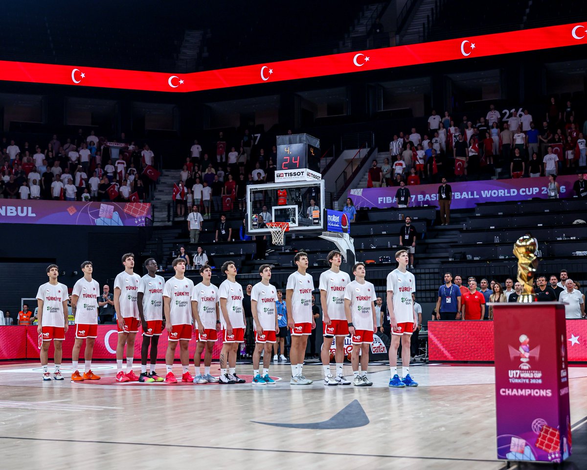 TBF's tweet photo. 17 Yaş Altı Yıldız Erkek Milli Takımımız Yarı Finalde

Ülkemizin ev sahipliğinde düzenlenen FIBA U17 Basketbol Dünya Kupası çeyrek final maçında 17 Yaş Altı Yıldız Erkek Milli Takımımız, Fransa'yı 94-87’lik skorla mağlup ederek yarı finale yükseldi.

​Turkcell Basketbol Gelişim Merkezi’nde oynanan ve TRT Spor Yıldız'dan naklen yayınlanan müsabakayı FIBA Başkanı Şeyh Saud Ali Al Thani, Bursa Milletvekili Mustafa Varank, TBF Başkanı Hidayet Türkoğlu, TBF Başkan Vekilleri Harun Erdenay ve Mehmet Fatih Öztürk, FIBA Avrupa ve TBF Yönetim Kurulu Üyesi Hüseyin Beşok, TBF Yönetim Kurulu Üyeleri, TBF Eğitim Kurulu Başkanı Aydın Örs, A Erkek Milli Takımımızın Başantrenörü Ergin Ataman ve 20 Yaş Altı Ümit Erkek Milli Takımımız takip etti.

Ay-yıldızlılarımız müsabakaya Ömer Kutluay, Darius Karutasu, Demir Öztürk, Noyan Tolan ve Rüzgar Öpçün beşiyle başladı. Karşılaşmanın ilk periyodunu 24-21, ilk yarısını 46-45, üçüncü periyotu da Fransa 70-68 önde tamamladı.

Millilerimiz, yarı finalde 4 Temmuz Cumartesi günü (yarın) saat 21.00'de Sırbistan ile karşılaşacak. Bu önemli müsabakada tribünlerdeki yerini alıp ay-yıldızlılarımızı desteklemek isteyen taraftarımız Biletix üzerinden biletlerini alabilirler.

FIBA U17 Basketbol Dünya Kupası programına ve alınan sonuçlara ulaşmak için;https://t.co/u8SQJZz0OV