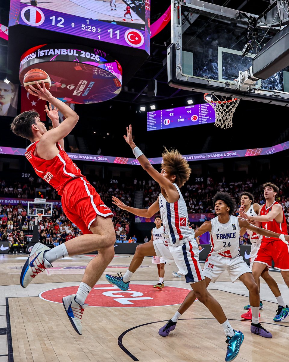 TBF's tweet photo. 17 Yaş Altı Yıldız Erkek Milli Takımımız Yarı Finalde

Ülkemizin ev sahipliğinde düzenlenen FIBA U17 Basketbol Dünya Kupası çeyrek final maçında 17 Yaş Altı Yıldız Erkek Milli Takımımız, Fransa'yı 94-87’lik skorla mağlup ederek yarı finale yükseldi.

​Turkcell Basketbol Gelişim Merkezi’nde oynanan ve TRT Spor Yıldız'dan naklen yayınlanan müsabakayı FIBA Başkanı Şeyh Saud Ali Al Thani, Bursa Milletvekili Mustafa Varank, TBF Başkanı Hidayet Türkoğlu, TBF Başkan Vekilleri Harun Erdenay ve Mehmet Fatih Öztürk, FIBA Avrupa ve TBF Yönetim Kurulu Üyesi Hüseyin Beşok, TBF Yönetim Kurulu Üyeleri, TBF Eğitim Kurulu Başkanı Aydın Örs, A Erkek Milli Takımımızın Başantrenörü Ergin Ataman ve 20 Yaş Altı Ümit Erkek Milli Takımımız takip etti.

Ay-yıldızlılarımız müsabakaya Ömer Kutluay, Darius Karutasu, Demir Öztürk, Noyan Tolan ve Rüzgar Öpçün beşiyle başladı. Karşılaşmanın ilk periyodunu 24-21, ilk yarısını 46-45, üçüncü periyotu da Fransa 70-68 önde tamamladı.

Millilerimiz, yarı finalde 4 Temmuz Cumartesi günü (yarın) saat 21.00'de Sırbistan ile karşılaşacak. Bu önemli müsabakada tribünlerdeki yerini alıp ay-yıldızlılarımızı desteklemek isteyen taraftarımız Biletix üzerinden biletlerini alabilirler.

FIBA U17 Basketbol Dünya Kupası programına ve alınan sonuçlara ulaşmak için;https://t.co/u8SQJZz0OV
