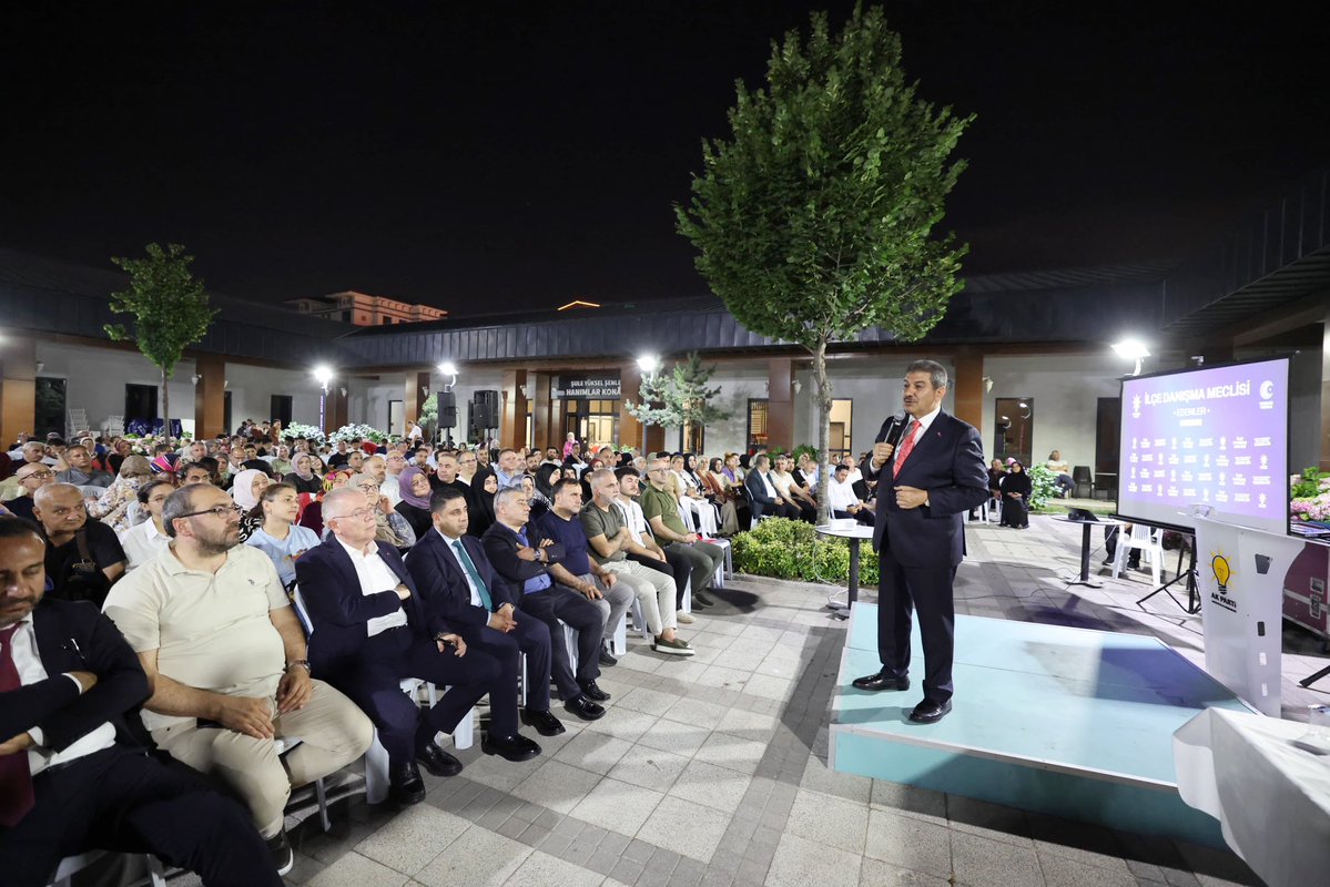 tevfikgoksu's tweet photo. AK Parti Esenler İlçe Danışma Meclisimizde, teşkilatımızın her biri kıymetli yol ve dava arkadaşlarımızla bir araya geldik. İstanbul Milletvekilimiz @iekarayel, İl Yönetim Kurulu Üyemiz @_kubradursun, İlçe Başkanımız @EmrullahErkus, Kadın Kolları Başkanımız @seval_av, Gençlik Kolları Başkanımız @thecerrahoglu ve cefakâr yol arkadaşlarımızla istişarelerde bulunduk, geçtiğimiz süreci ve gelecekteki çalışmalarımızı değerlendirdik.

AK Parti ailemizi Esenler’de temsil eden ve her sokağında emeği olan her bir teşkilat mensubumuza teşekkür ediyorum. İstikametimiz de gayretimiz de daim olsun.