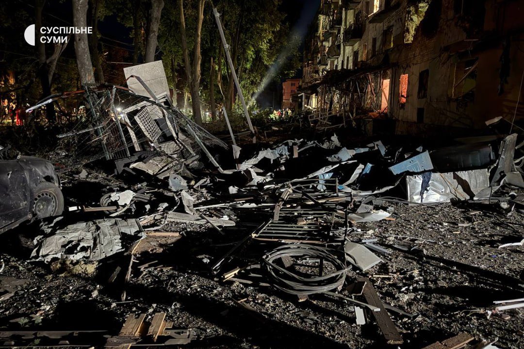 redhead_ophelia's tweet photo. Russians hit a residential area in Sumy with an aerial bomb, killing 4 people, including a child, and injuring 22, including 3 children. At the epicentre of the blast were an apartment building and a shop. Another Russian war crime. https://t.co/0GwFA535HC
